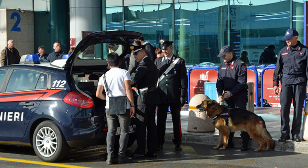 FIUMICINO: ESTORCE DENARO A OPERAIO STRANIERO PER RINNOVO CONTRATTO, ARRESTATO 51ENNE