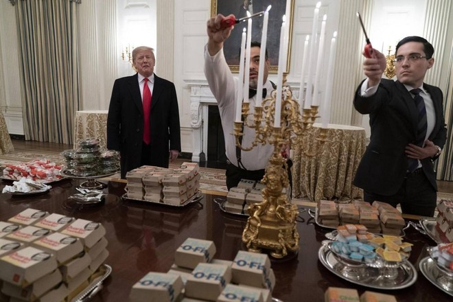 Usa, lo shutdown “colpisce” anche la Casa Bianca costretta al fast food