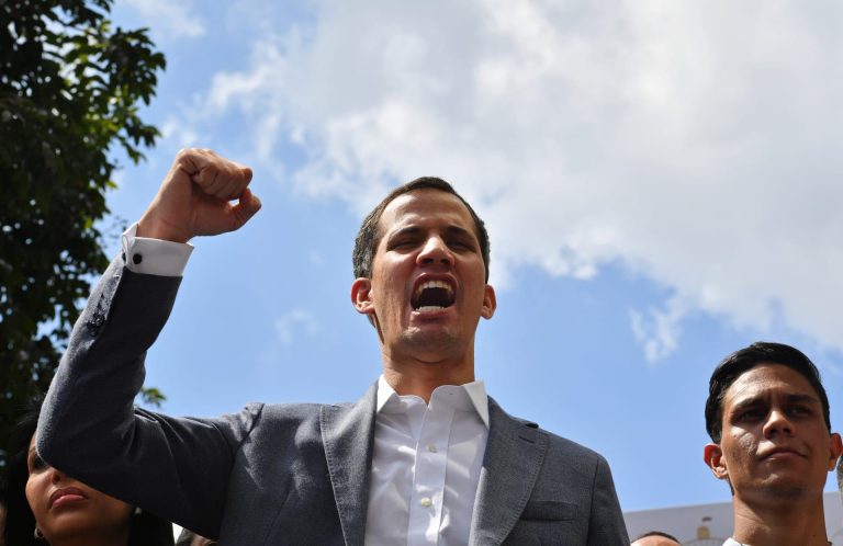 Crisi in Venezuela, Juan Guaidò ordina l’apertura delle frontiere