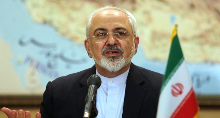 Iran, duro attacco del ministero degli Esteri Zarif: “Gli Usa sostengono i dittatori”