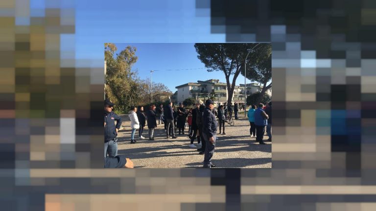 Borgo di Mezzanone (Foggia), vivace protesta degli inquilini di una palazzina a rischio crollo