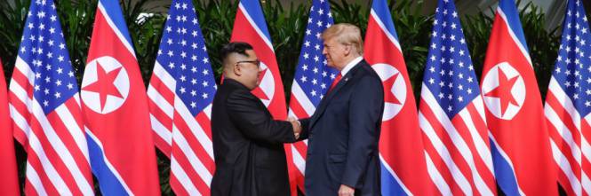 Vietnam: la stretta di mano tra Kim Jong Un e il presidente Trump per normalizzare la “guerra fredda” in oriente