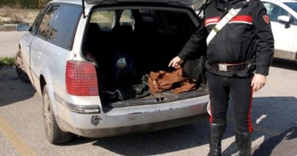 Castellaneta (Taranto), avevano un bracciante nascosto nel bagagliaio: due persone in manette