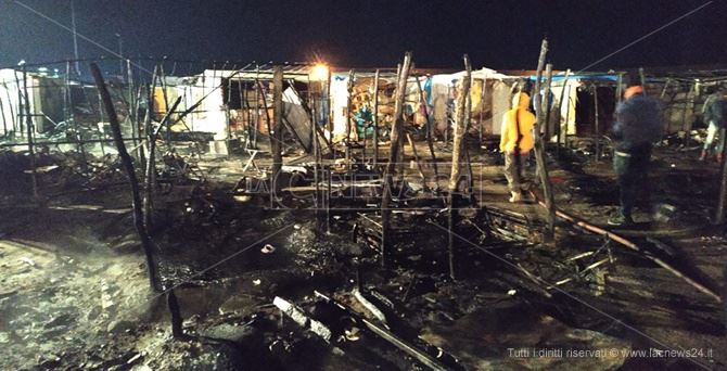 San Fernando (Gioia Tauro), incendio nella baraccopoli: muore senegalese di 29 anni