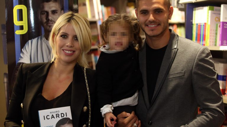 Calcio, Wanda Nara difende il marito Icardi: “Non è un mostro”