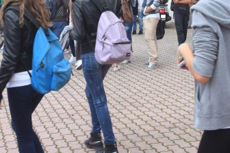 Reggio Emilia, denunciato un 15enne: andava a scuola con un coltello