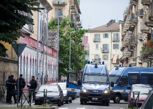 Torino, al via lo sgombero dell’asilo in via Alessandria occupato dagli anarchici: tre fermi per terrorismo