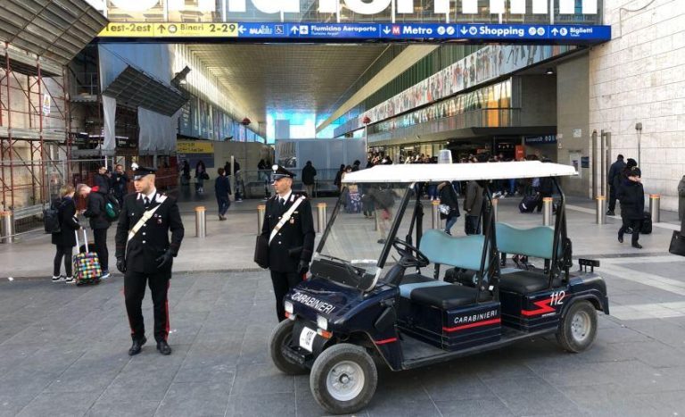 Roma, ruba merce e la nasconde in borsa schermata: ladro in manette