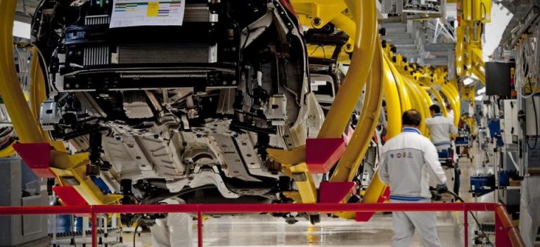 Precipita la produzione industriale: -5,5% a dicembre (Istat)