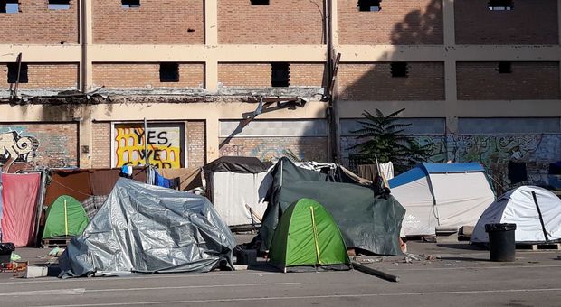 Carrara, homeless aggredito in pieno centro: nessuno interviene