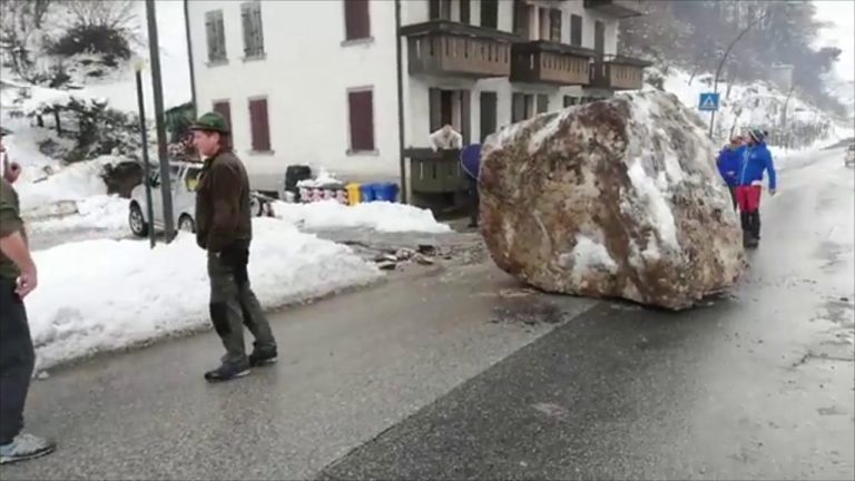 Vries di Agordo (Belluno), grosso masso schiaccia un’auto parcheggiata