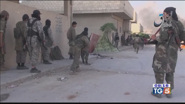 Siria, i miliziani dell’Isis stanno negoziando la resa nella zona di Baghuz