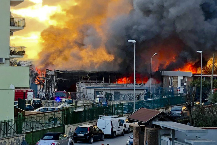 Casoria (Napoli), incendio in un capannone industriale: decine le persone intossicate