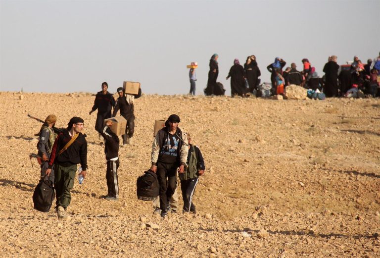 Siria, decine di miliziani dell’Isis si sono arresi nel villaggio di Baghuz