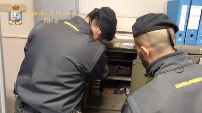 Vigevano, la Finanza arresta il direttore di un ufficio postale per uso indebito di carte di credito