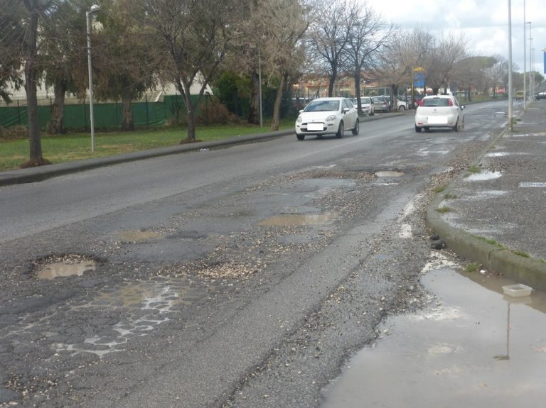 La pioggia ha lasciato il segno,  buche in quasi tutta la città