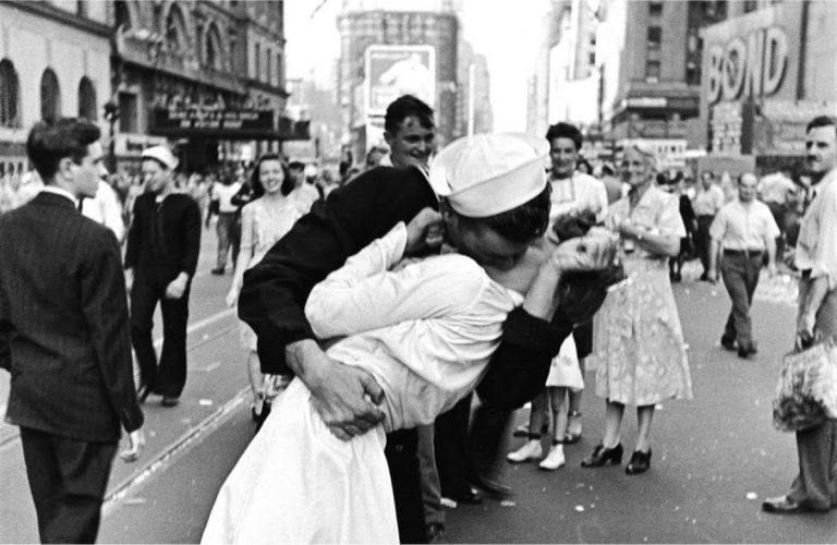 Usa, è morto il militare immortalato nel celebre bacio in Time Square per la vittoria sul Giappone: aveva 95 anni