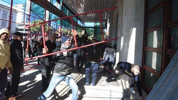 Albania: tensione a Tirana, l’opposizione all’assalto del palazzo del governo