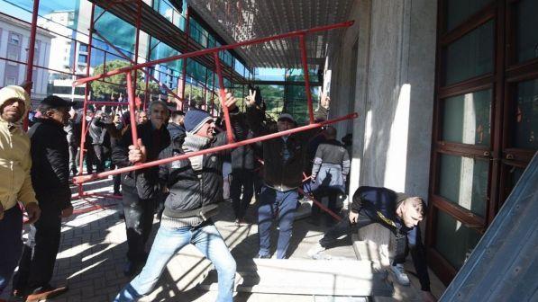 Albania: tensione a Tirana, l’opposizione all’assalto del palazzo del governo