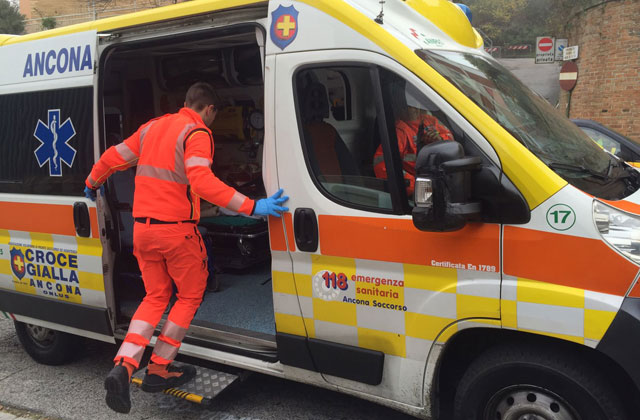 Ancona, sporco e denutrito in casa: 50enne salvato dai volontari della Croce Gialla