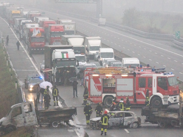 Autostrada del Sole chiusa tra Milano Sud e Basso Lodigiano per una serie di tamponamenti dovuti alla fitta nebbia