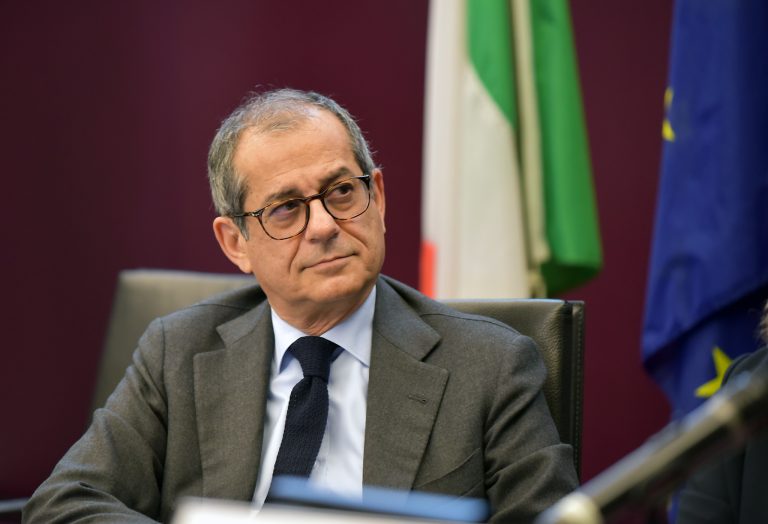 Il ministro Tria prova a rassicurare i mercati: “Aumento dell’iva? Tutte follie”