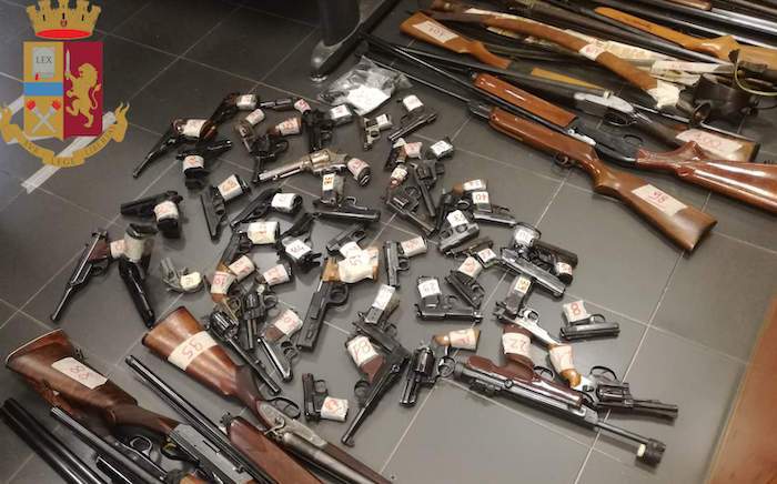 Bilancio dei controlli della Polizia di Stato nel quartiere San Paolo. Sequestro di pistole, fucili e munizioni