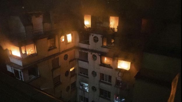 Parigi, incendio in un edificio: dieci morti tra cui un bimbo