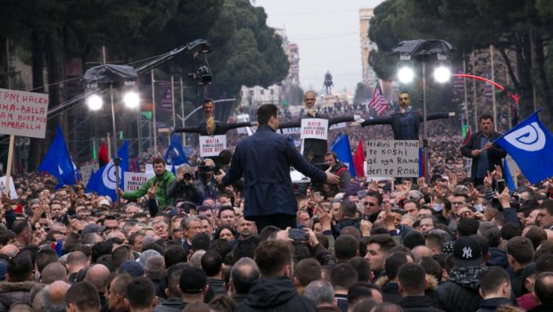 Albania, si aggrava la crisi politica con proteste sempre più dure da parte dell’opposizione