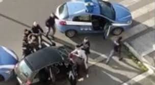 Polizia di Stato, Roma: operazione antidroga quartier Tor Bella Monaca. Minacce e folla contro gli agenti