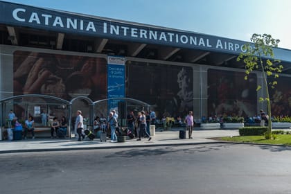 Catania, chiuso un settore dell’aeroporto per la presenza delle ceneri dell’Etna