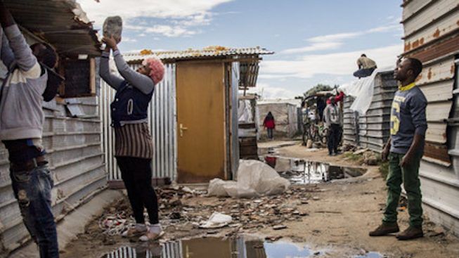 Foggia, perquisizioni dei carabinieri e della Finanza del Borgo Mezzanone dove vivono 1.500 migranti