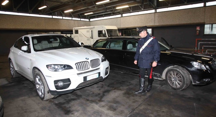 Pozzuoli, sgominata dai carabinieri organizzazione che rubava auto di lusso