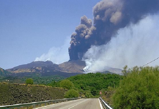 Catania, chiusi due settori dell’aeroporto Fontanarossa per le ceneri dell’Etna