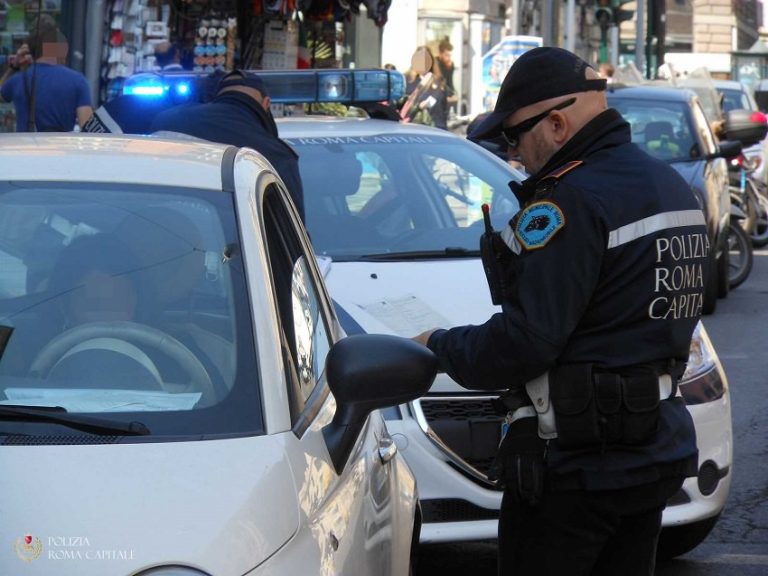 Ncc abusivo e senza patente bloccato e denunciato dalla Polizia di Roma Capitale