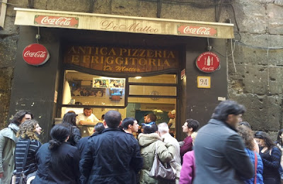 Napoli, colpi di arma da fuoco contro la storica pizzeria Di Matteo in via dei Tribunali