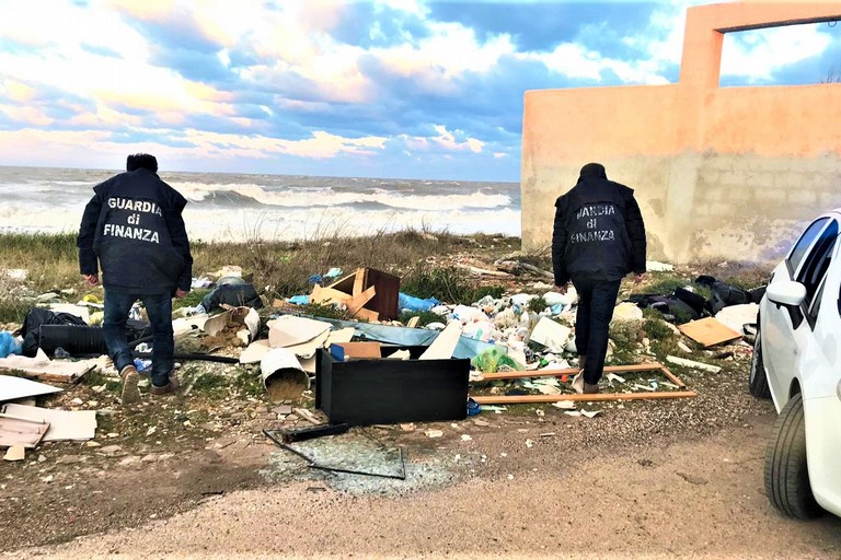 Puglia, la Finanza scopre e sequestra 32 aree demaniali adibite a discariche abusive: denunciate 52 persone