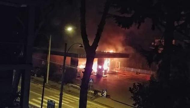 Napoli, esplode un distributore di benzina nella zona dei Colli Aminei: paura tra i residenti
