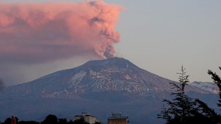 Catania, torna operativo l’aeroporto dopo la presenza di cenere dell’Etna