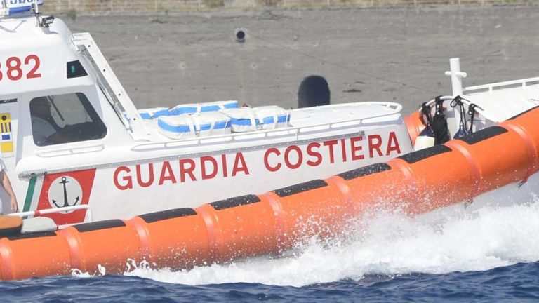 Posto Vecchio (Lecce), si ribalta un peschereccio: si cercano due pescatori