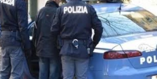 Gianicolense, rapinato mentre attende l’autobus. La Polizia arresta un uomo mentre per i complici proseguono le indagini