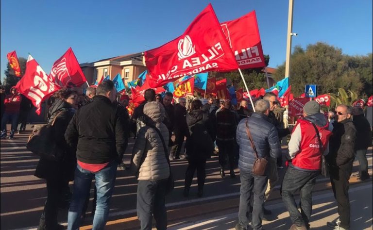 Cagliari, protesta dei pastori  davanti al centro sportivo della squadra di calcio