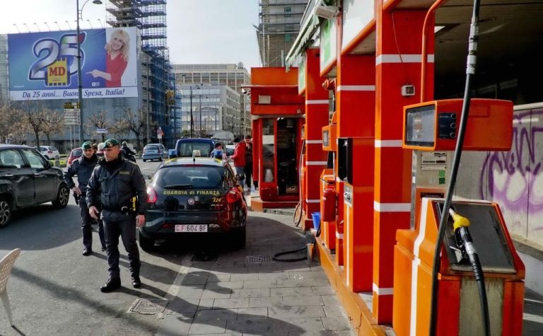 Napoli, aria al posto della benzina: la Finanza scopre truffa ai danni degli automobilisti