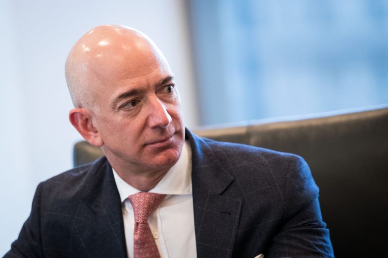 Usa, Jeff Bezos contro il “National Enquirer”: Vuole ricattarmi