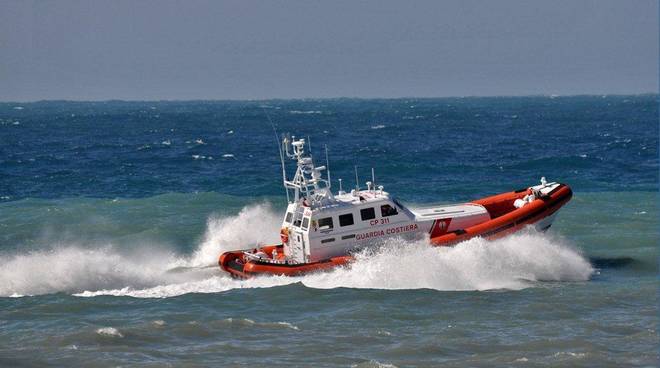 Danno allo scafo: la Guardia Costiera ferma una nave mercantile a Civitavecchia