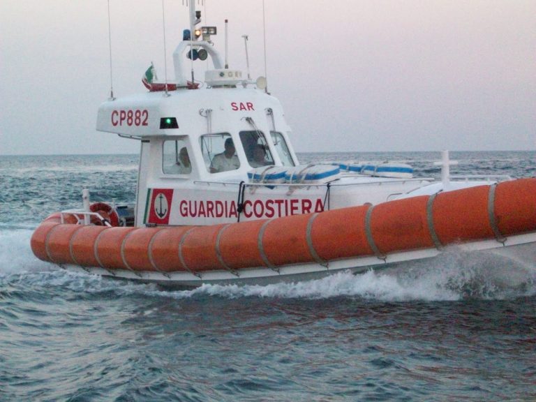 Lecce, proseguono le ricerche dei due pescatori dispersi nelle acque dello Jonio