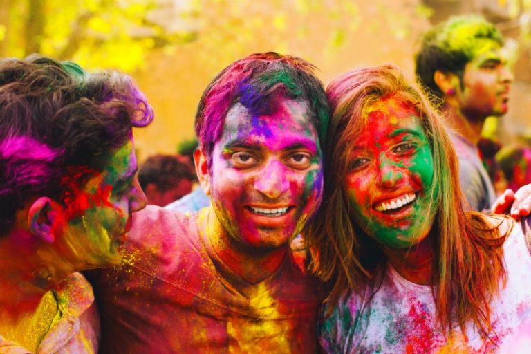 E’ il giorno dell’Holi Festival, una bomba di colore per festeggiare il Carnevale