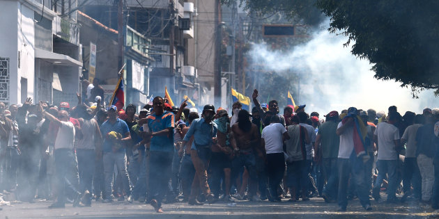 Crisi in Venezuela, oltre 120 militari hanno disertato in Colombia