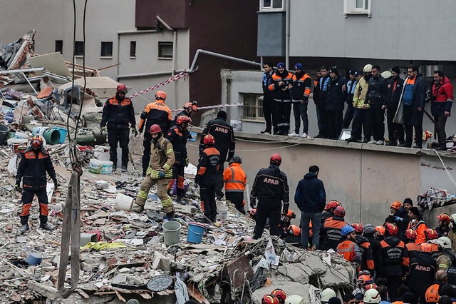 Turchia: a 48 ore dal crollo di un edificio 16enne estratto vivo dalle macerie