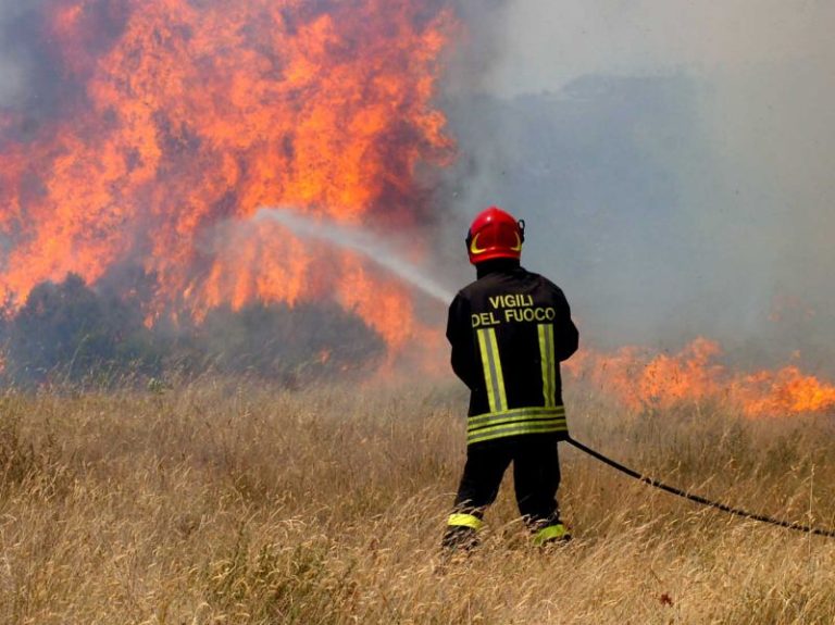 Castelfiorentino (Firenze), fiamme in un canneto: un morto e un ferito